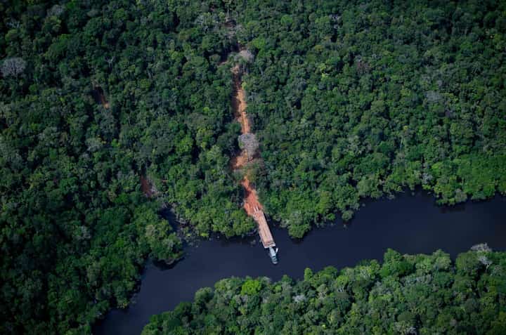 12 killed in plane crash in Brazilian Amazon