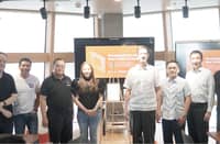Unveiling the full Virtual Asset Service Provider license from the Bangko Sentral ng Pilipinas are (from left) UnionBank chief financial officer Manuel Lozano, UnionDigital Bank CEO and president Henry Aguda, UnionBank president and CEO Edwin Bautista, UnionBank emerging technology group head Catherine Anne Casas, UnionBank vice chairman Justo Ortiz, UnionBank chief technology and operations officer Dennis Omila, UnionBank treasurer and head of global markets Johnson Sia and UnionBank chief cross-sell officer Antonio Sebastian Corro. | Photograph courtesy of UnionBank