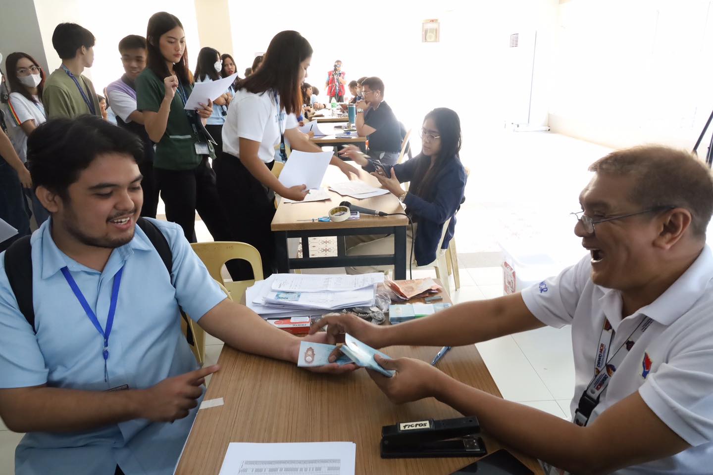 Over 1,000 ‘nanay-tatay teachers’ of DSWD’s ‘Tara, Basa!’ program receive cash-for-work