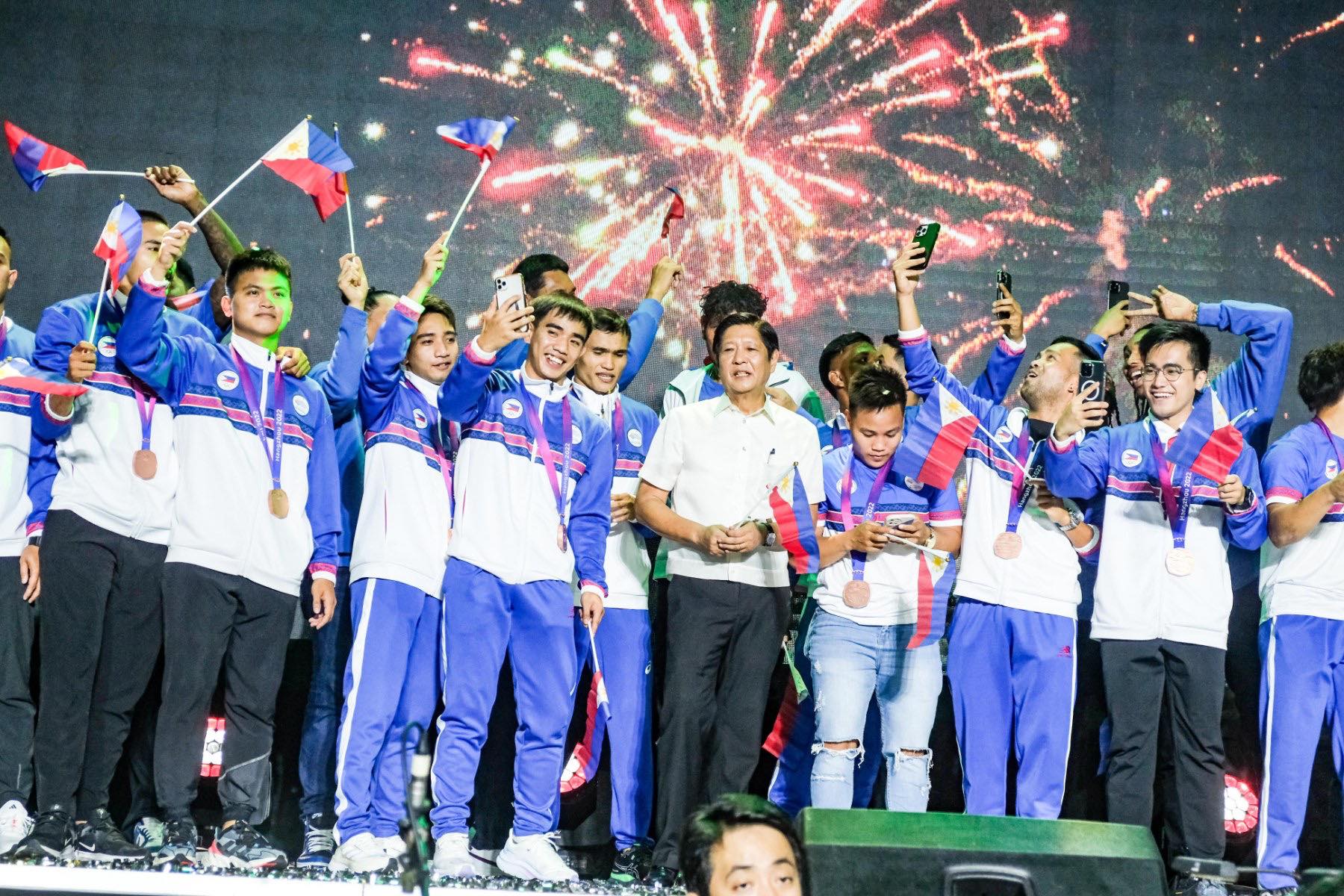 Photograph by Yummie Dingding for the daily tribune @tribunephl_yumi
PRESIDENT Ferdinand ‘Bongbong’ Marcos honors the national athletes for their victorious performance in the 19th Asian Games in Hangzhou, China.