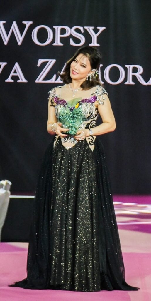 Agile Zamora receives her husband Wopsy Zamora's award. <strong>Photographs by Yummie Dingding for the Daily Tribune </strong>