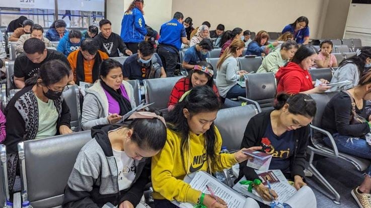 Immigration chief honors local, migrant workers