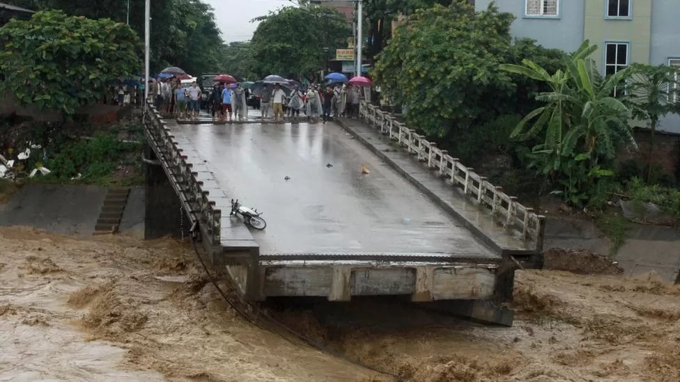 Flooding, heavy rain kill three in Vietnam