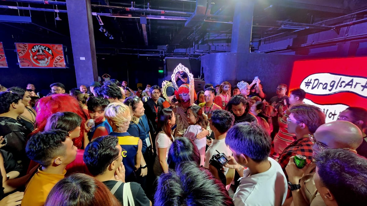 A community rallies behind an embattled queen