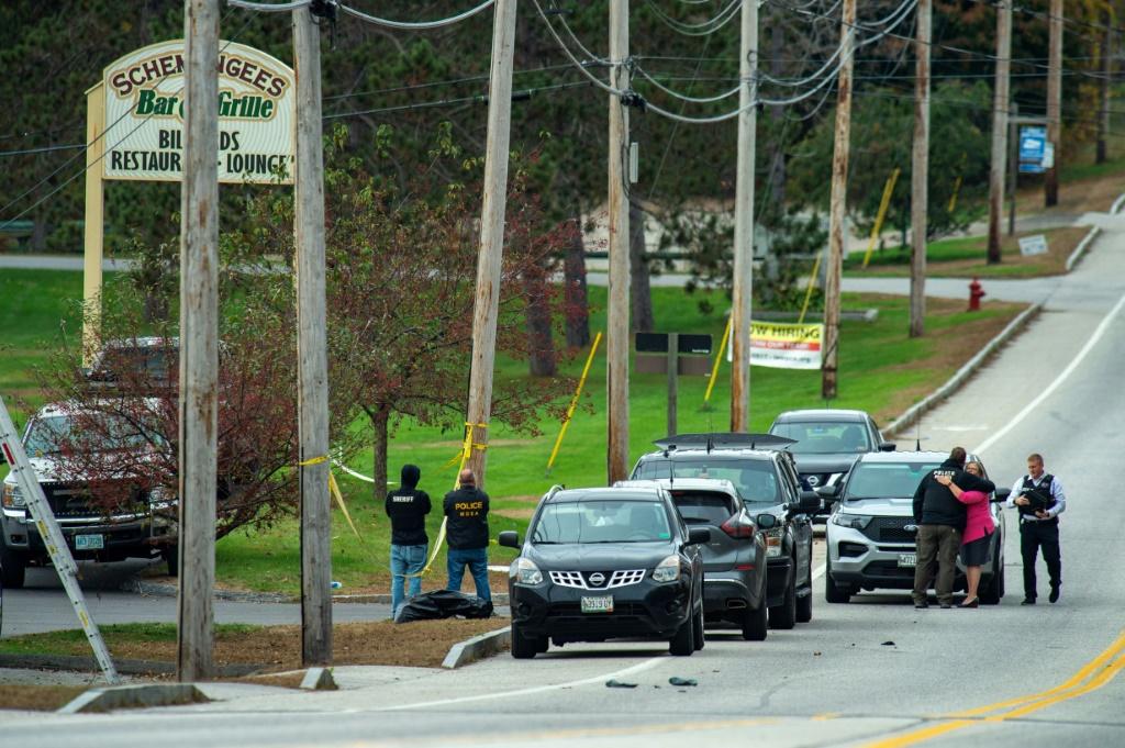 Manhunt for US shooter presses on, leaving small town in fear