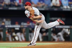 Diamondbacks smother Rangers, tie World Series