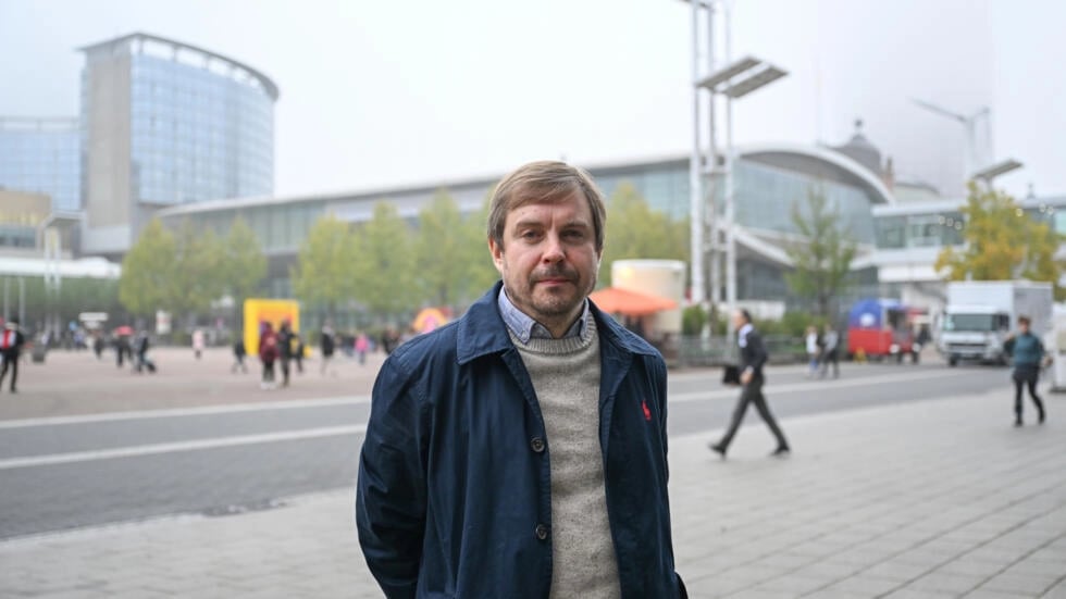 Dissident author warns Russians in Europe to be on guard
