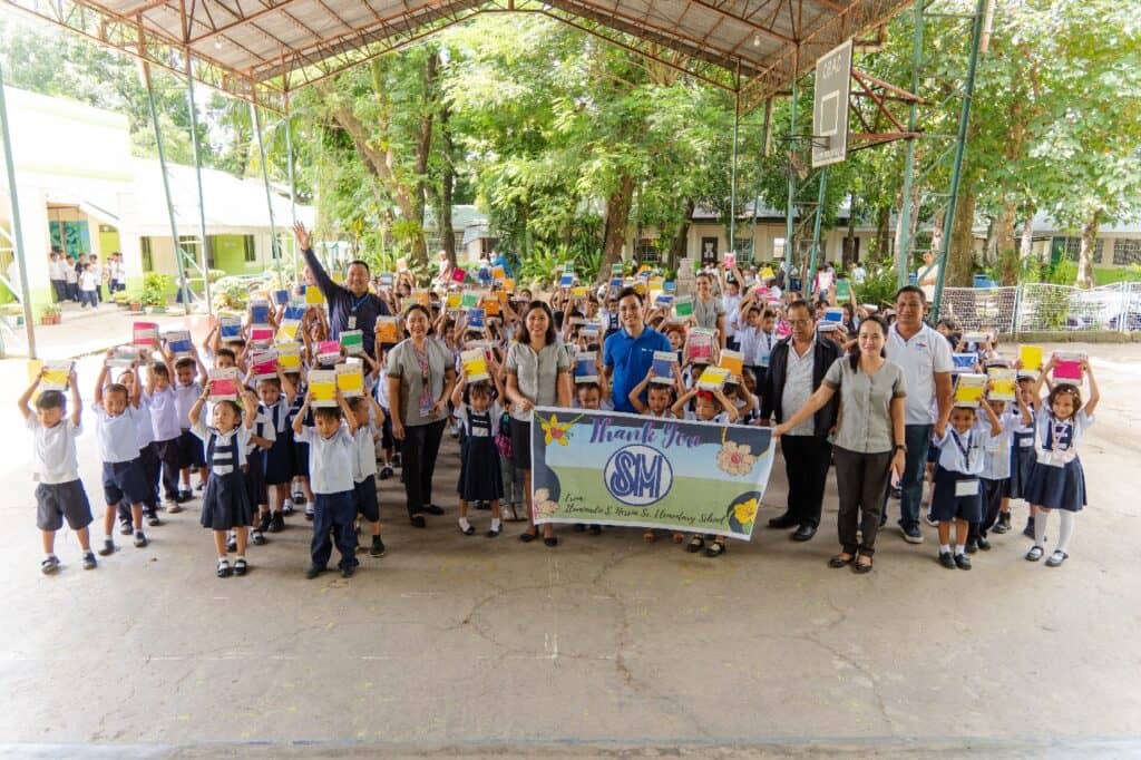 SM Store Corporate Social Responsibility, through SM Store Bacolod, donated hundreds of school kits to Illuminado Nessia Elementary School in Bacolod City. In photo with schoolkids: Willie Gamboa, branch manager of SM Store Bacolod; Corazon Alfiscar, principal of Illuminado Nessia Elementary School; Aries Pineda, senior manager of SM Store Corporate Social Responsibility; Pete Galimba, Assistant Schools Division Superintendent of DepEd Bacolod; and Celestino Nifras Jr., senior education specialist of DepEd Bacolod.(PHOTOGRAPHS COURTESY OF SM STORE)