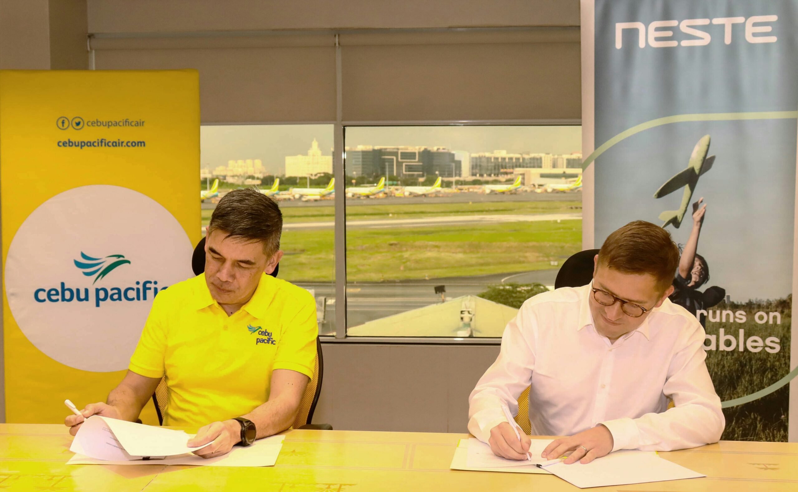 PHOTOGRAPH COURTESY OF CEBUPAC
Alex Reyes (left), chief strategy officer of Cebu Pacific, and Sami Jauhiainen (right), vice president of Asia-Pacific Renewable Aviation of Neste, signs MoU exploring the supply and purchase of sustainable aviation fuel.