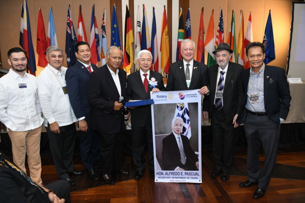 Rotary Club of Manila and Rotary Club of Makati officers pose with one of their own, DTI Secretary Alfredo Pascual, a past president of RC Makati. Pascual (fifth from left) receives mementos of appreciation from RC Makati president Senen Matoto (fourth from left) and RC Manila president Rafael Alunan III (third from right) for accepting the Clubs' invitation to be guest speaker in their joint meeting at the Manila Polo Club, Thursday last week. Also in the photo are (from left) RC Makati past president David Ackerman of RC Makati, RC Manila past president Archit Bartolome, Anton Mauricio of RC Manila, Matoto, Secretary Pascual, Alunan, RC Manila District Governor Elect Jackie Rodriguez, and Amading Valdez of RC Manila. | Photographs by Joey Sanchez Mendoza for the Daily Tribune @tribunephl_joey