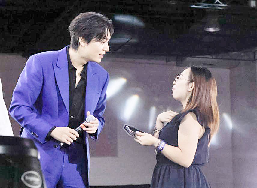LEE Minho shares the stage with a lucky fan. | PHOTOGRAPH BY DIANNE BACELONIA FOR THE DAILY TRIBUNE