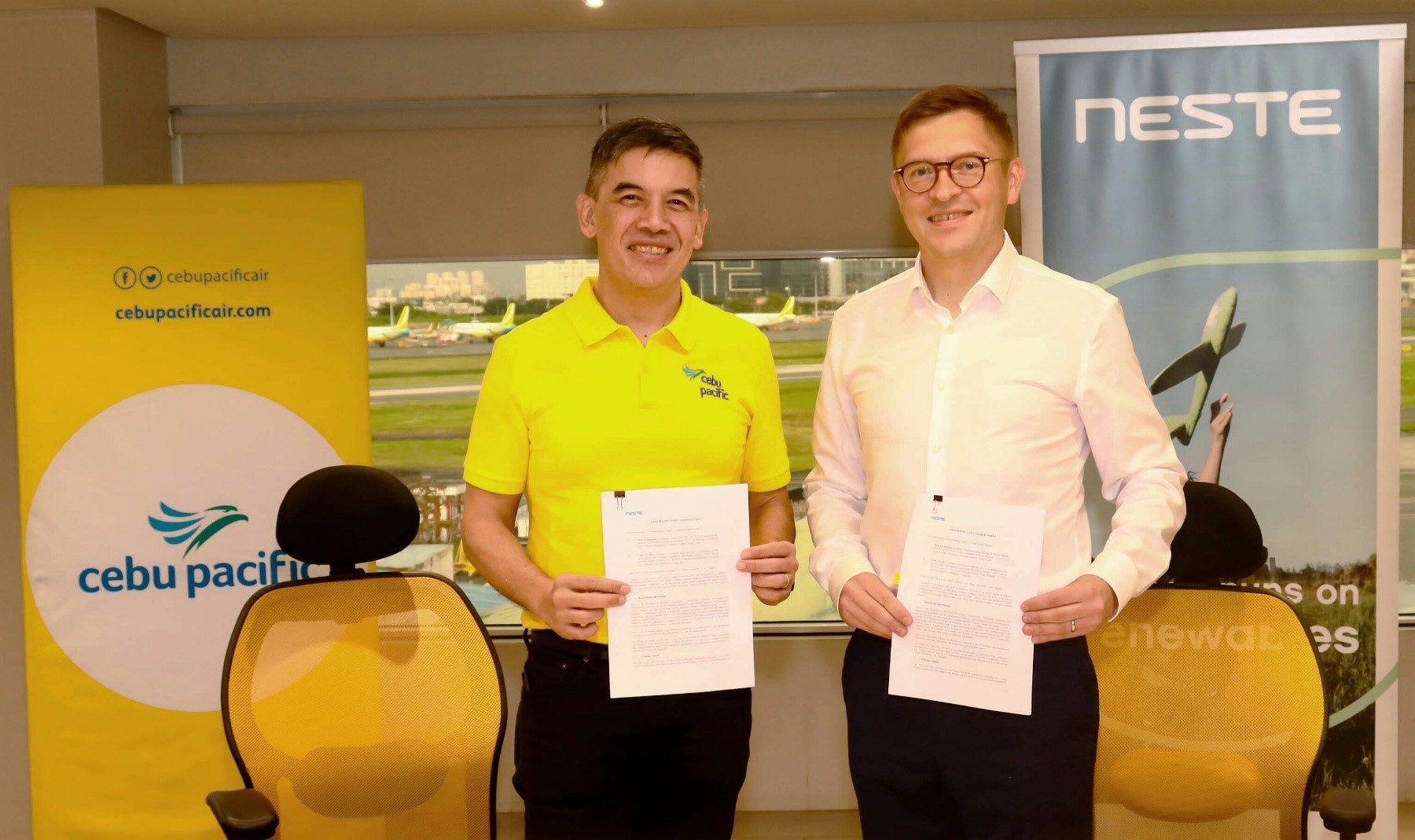 Alex Reyes (left), chief strategy officer of Cebu Pacific, and Sami Jauhiainen (right), vice president of Asia-Pacific Renewable Aviation of Neste, sign MOU exploring the supply and purchase of sustainable aviation fuel. (Photo from Cebu Pacific)