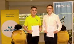 Alex Reyes (left), chief strategy officer of Cebu Pacific, and Sami Jauhiainen (right), vice president of Asia-Pacific Renewable Aviation of Neste, sign MOU exploring the supply and purchase of sustainable aviation fuel. (Photo from Cebu Pacific)