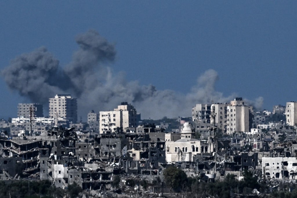 Israel bombs Gaza as minister poised to quit 