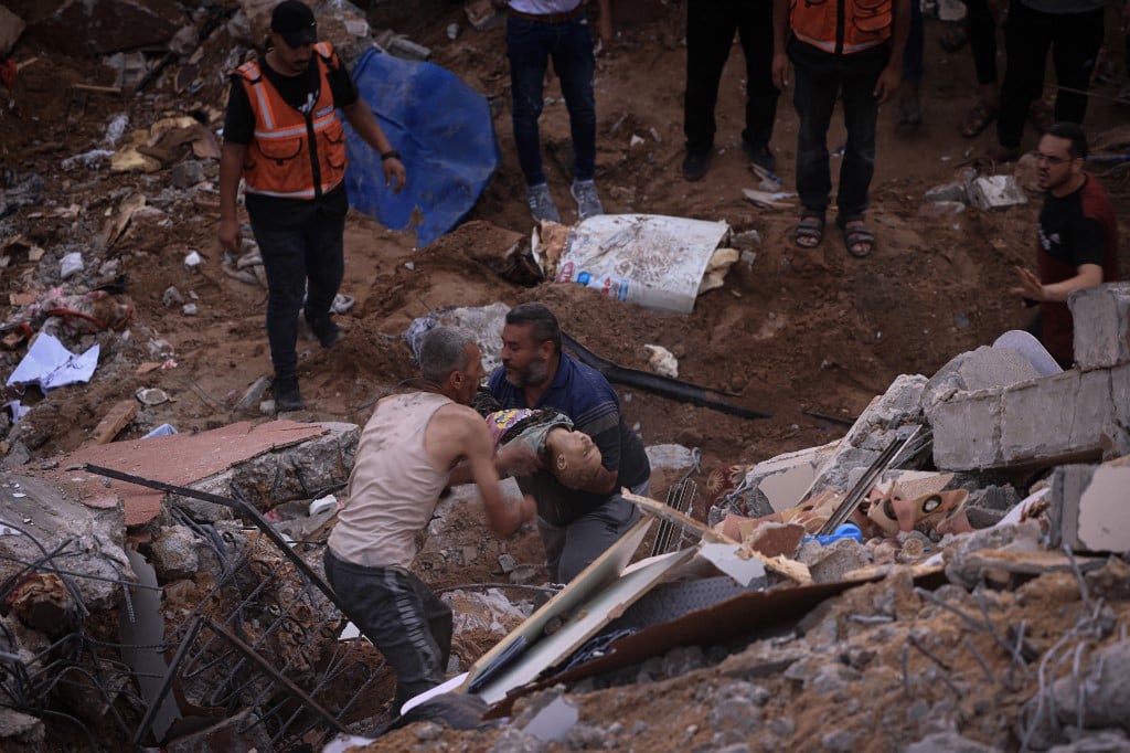 Gaza camp blast kills dozens as Israel strikes top Hamas militant