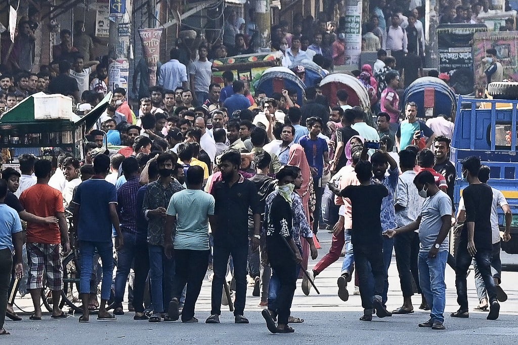 Garment workers block a road during a protest demanding the increase of their salaries, in Dhaka on 2 November 2023.  (Photo by Munir uz ZAMAN / AFP)