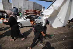 Gazans raise white flags to flee Israeli onslaught on foot
