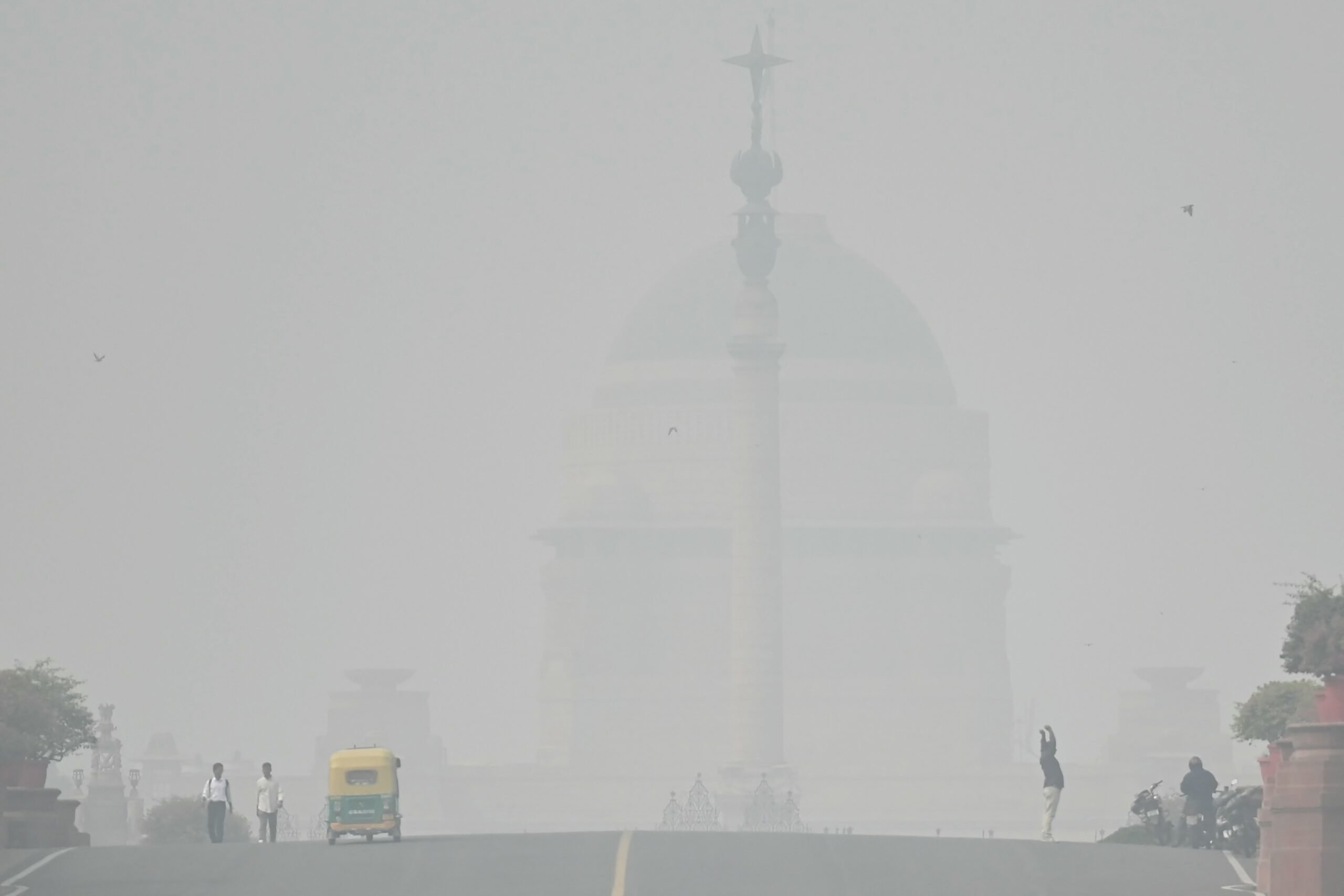 Smog-ridden New Delhi extends schools shut down