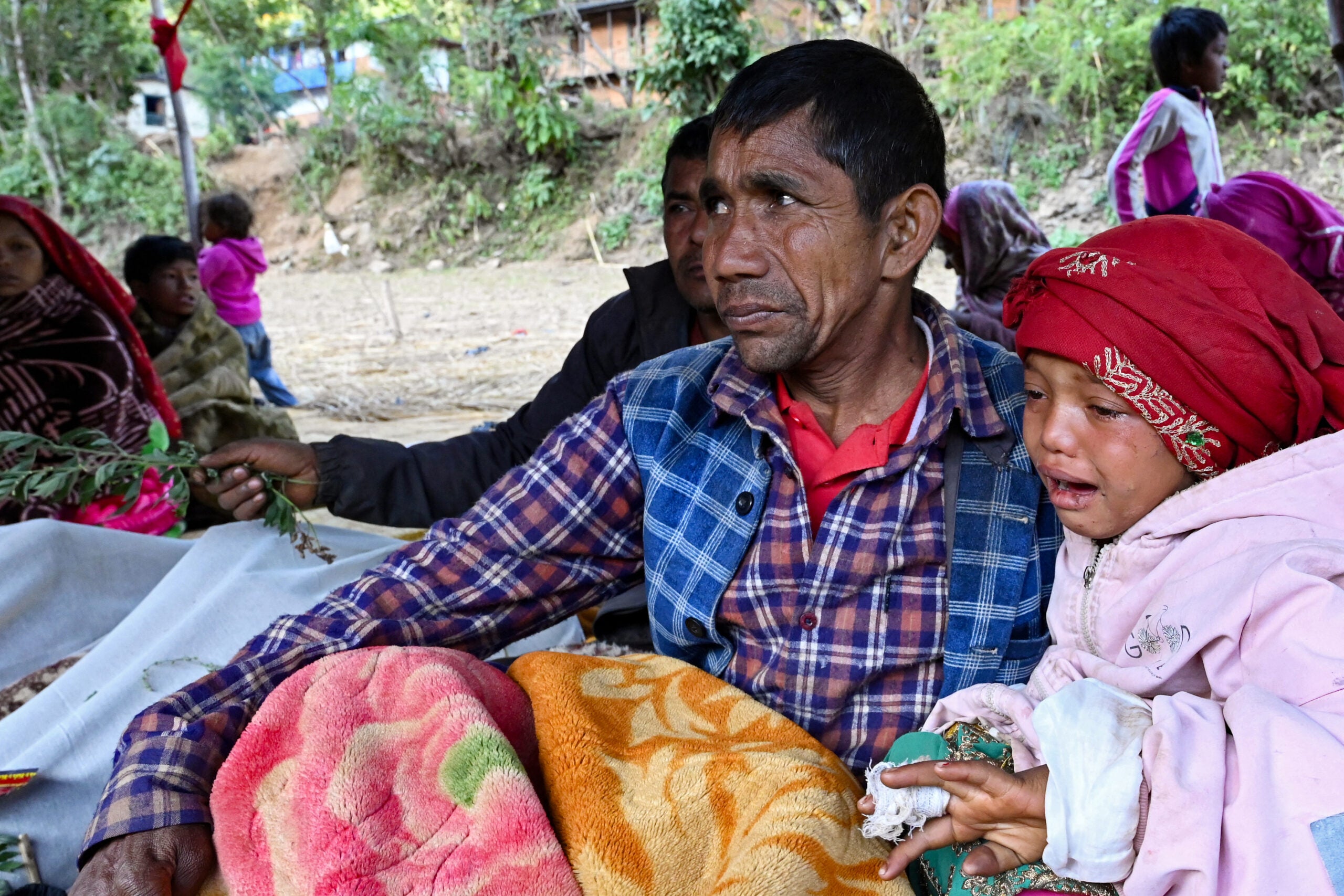 Nepalis cremate quake dead