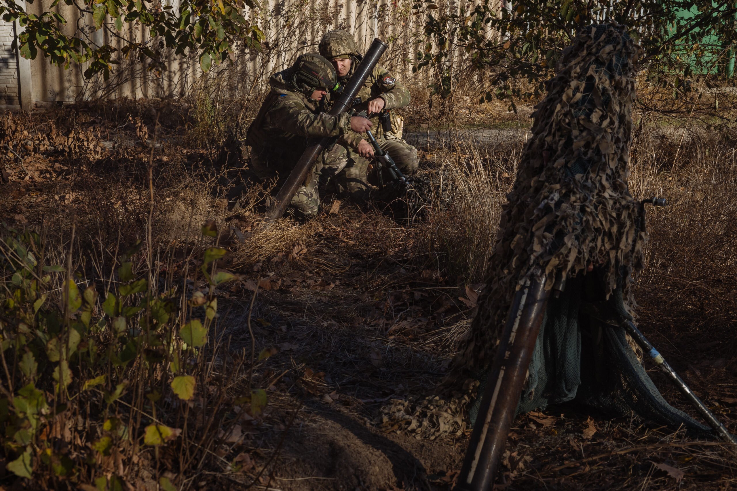 Ukrainian servicemen of the 123rd Territorial Defense Brigade prepare to fire a mortar over the Dnipro River toward Russian positions, in an undisclosed location in the Kherson region, on 6 November 2023, amid the Russian invasion of Ukraine. (Photo by Roman PILIPEY / AFP)