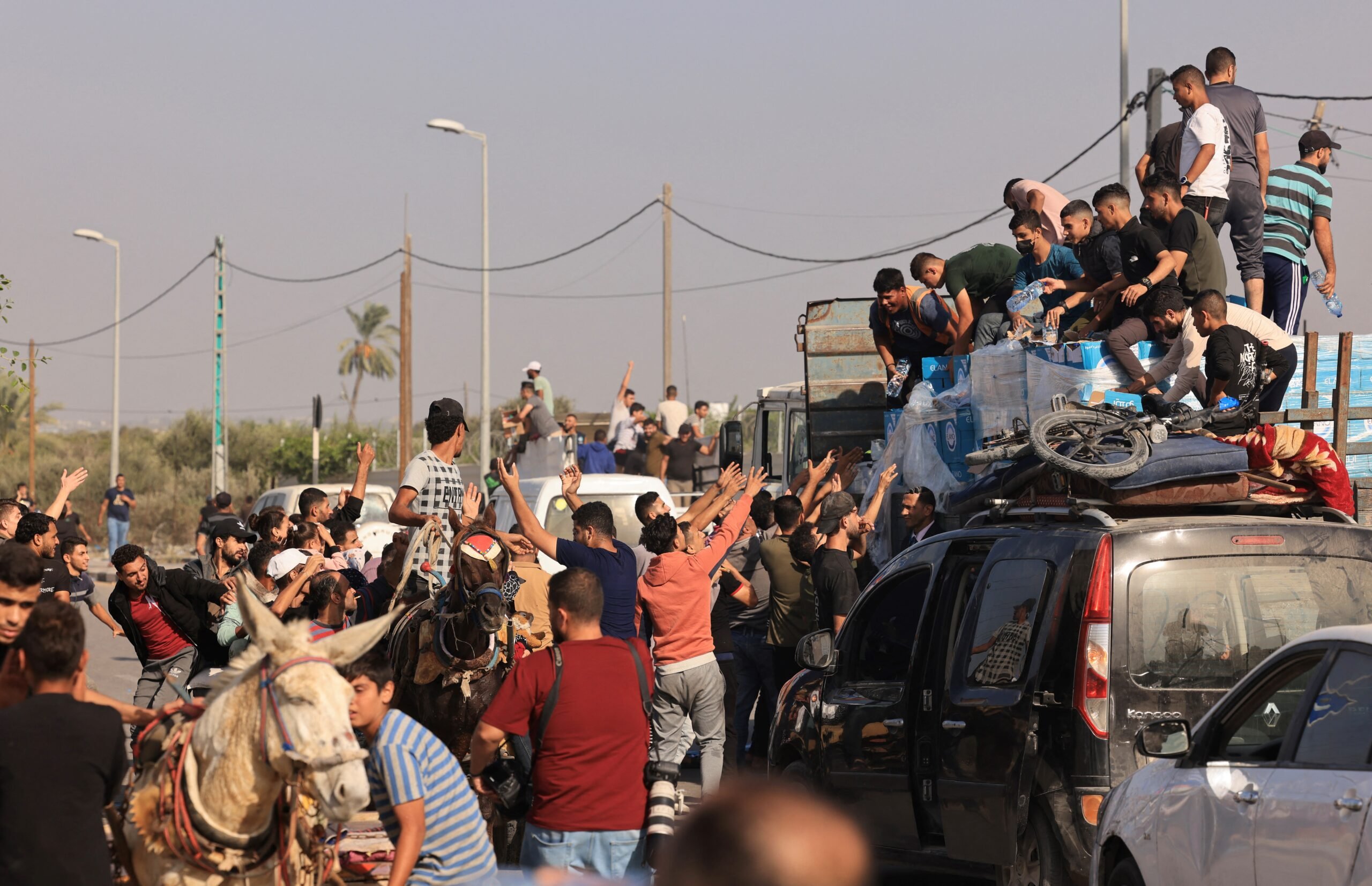 Israel allows humanitarian pauses
