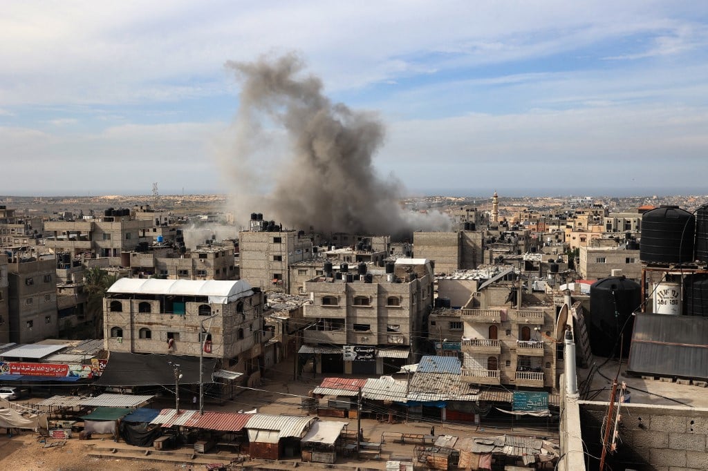 Smoke rises above houses during Israeli bombing on Rafah in the southern Gaza Strip, on November 11, 2023, as battles between Israel and the Palestinian Hamas movement continue. (Photo by SAID KHATIB / AFP)