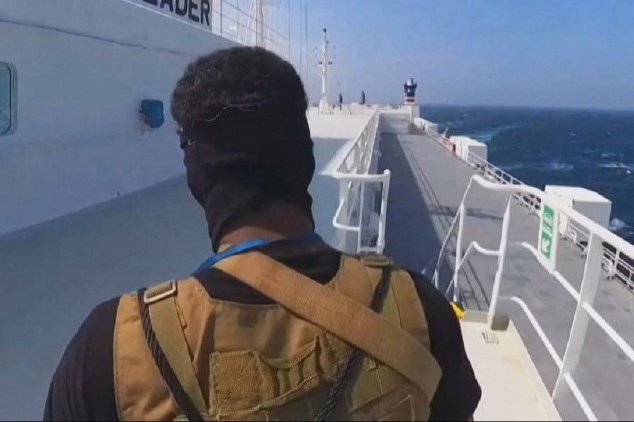 Vessel with full Pinoy crew hit by Houthi missiles
