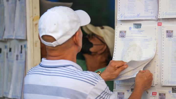FILE: Voters in search of their voting precinct in Highway Hills Integrated School on Monday, 30 October 2023 during the BSKE 2023. Photo by Yummie Dingding.