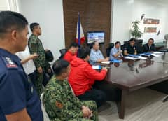 President Ferdinand Marcos Jr. and other govt officials hold a situational briefing regarding those affected by the floods brought about by continuous rain because of the shear line LPA on Thursday, 23 November 2023. |📷 KJ ROSALES /PPA POOL