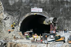 Collapsed tunnel rescuers hit snags