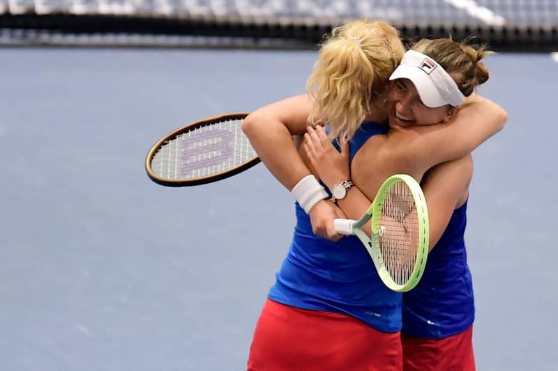 Czechs catch semis bus