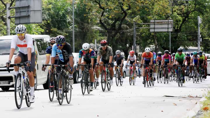 FILE PHOTO: A group of the cyclists going around the 2-kilometer Elliptical road at the Quezon City Circle on Sunday, 29 January 2023. | 📷 Analy Labor.
