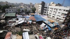 Hundreds flee Gaza hospital on foot