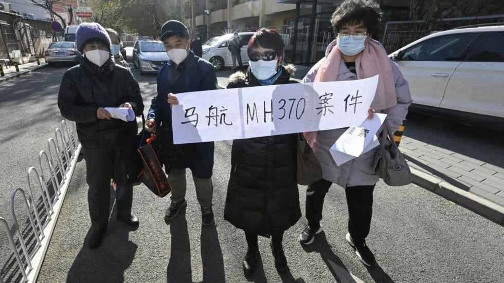 Families of Malaysia Airlines plane crash victims call for new search