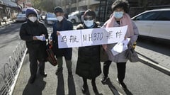 Families of Malaysia Airlines plane crash victims call for new search