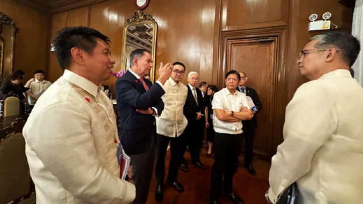 EXECUTIVES HUDDLE. PSAC lead convenor and Aboitiz Group President and CEO Sabin Aboitiz shares his insights with President Bongbong Marcos on how the private sector could further help the government strengthen the digital infrastructure of the country. With him in this photo are PSAC Digital Infra lead Henry Aguda, Presidential Adviser for Investment and Economic Affairs Frederick Go, DTI Secretary Alfredo Pascual, Finance Secretary Benjamin Diokno, and PLDT/Smart Communications President and CEO Al Panlilio.