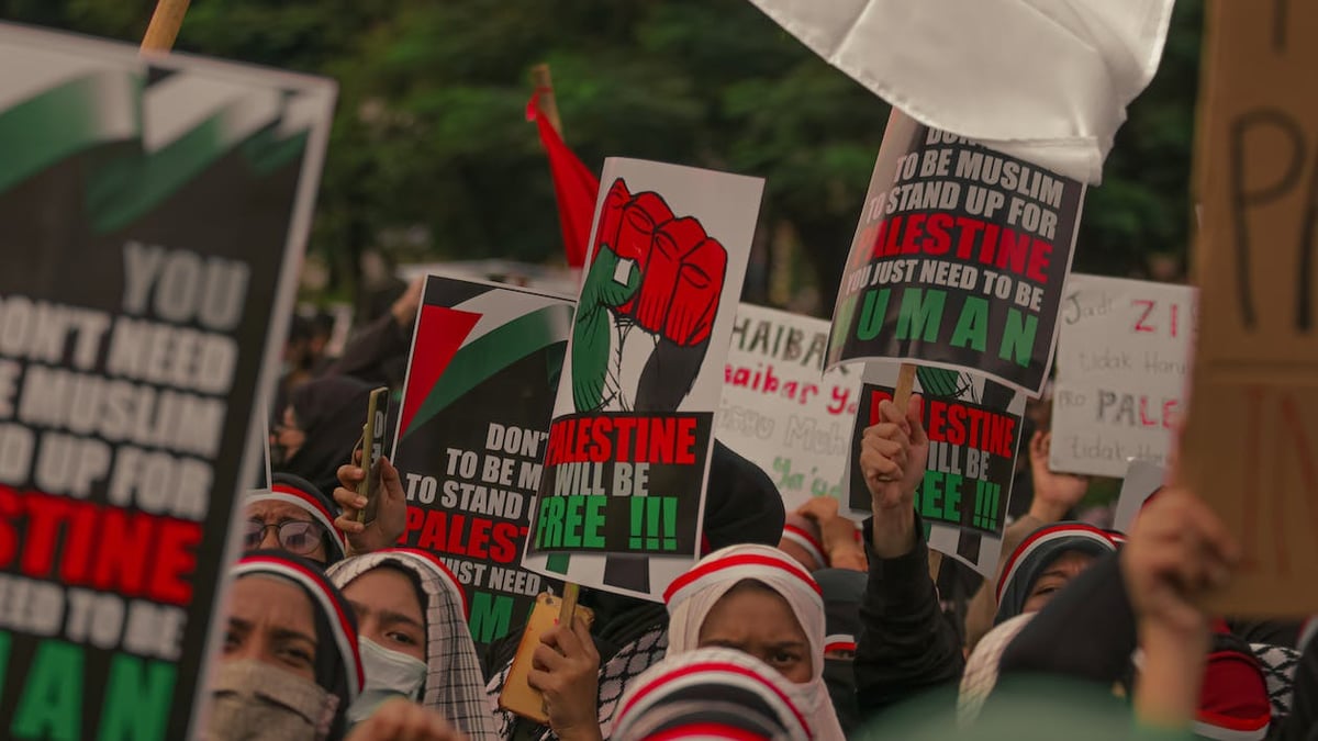 Pro-Palestinian protesters turn violent