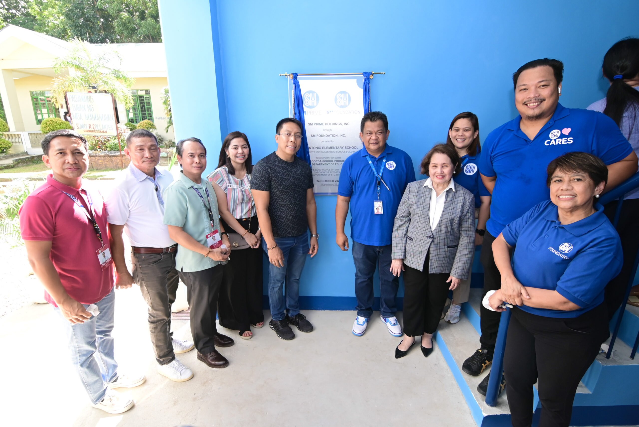 DepEd and SM group representatives led by SM Foundation executive director for Education Programs Carmen Linda Atayde and School Building head Juris Soliman at the official turnover of the school building.