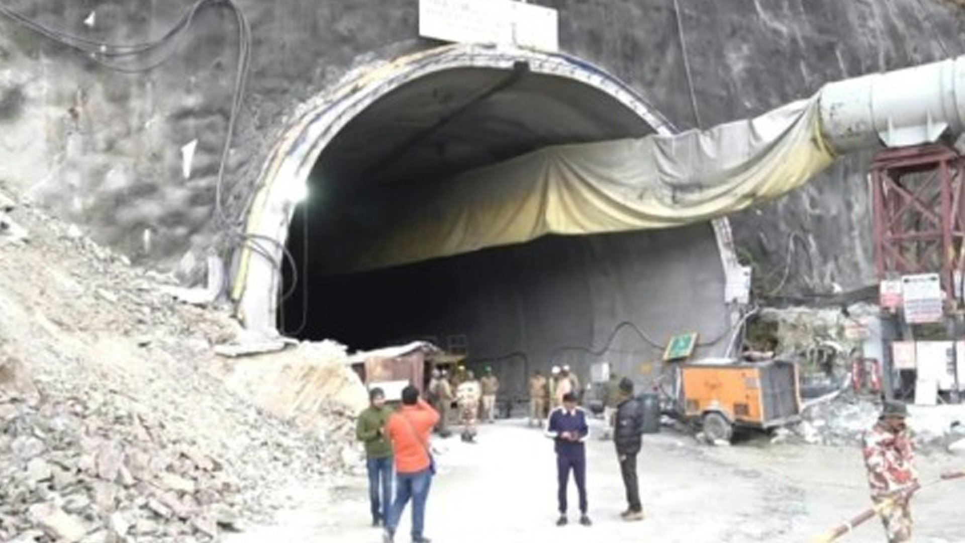 India pauses tunnel rescue