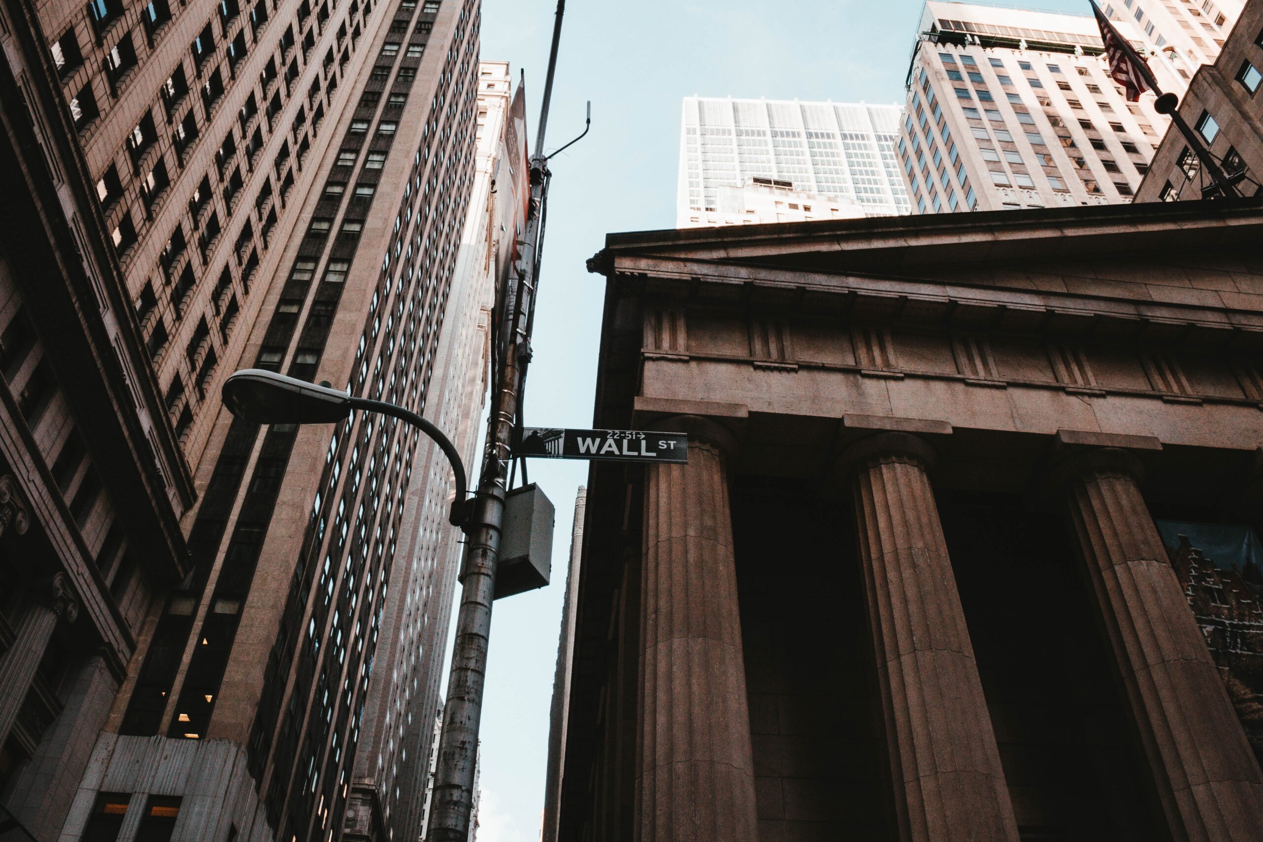 Stock markets fall further before US economy updates