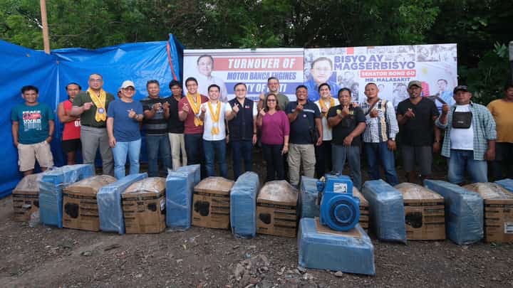 Bong Go leads handover of motorboat engines to Mati fisherfolks