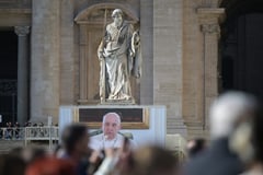 Pope urges leaders to put climate fight over national interests