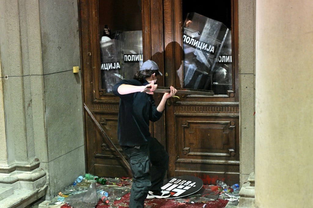 Opposition supporters try to storm Belgrade city hall