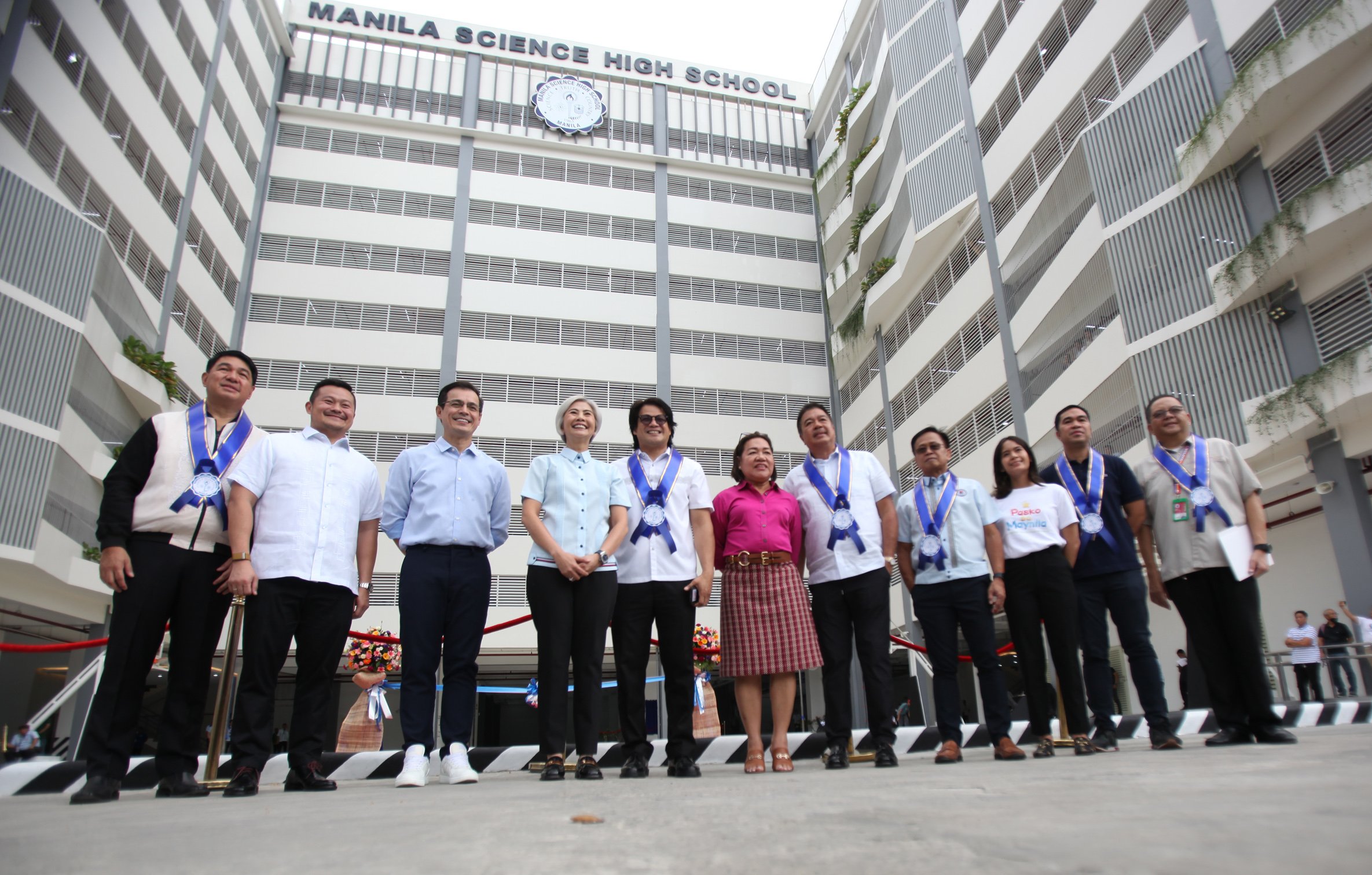 photograph by Joey sanchez Mendoza for the daily tribune @tribunephl_joey
MANILA Mayor Honey Lacuna, Vice Mayor Yul Servo, and former Mayor Isko Moreno lead the inauguration and turnover ceremony of the 10-story Manila Science High School building along Padre Faura Street in Ermita, Manila on Thursday.