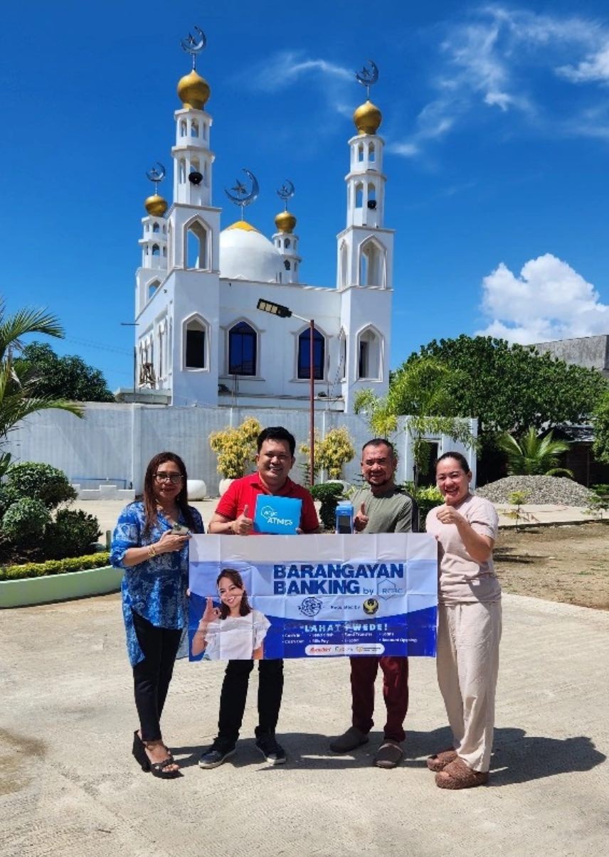 Rolling out RCBC’s Barangayan Banking in Mindanao are (from left) Zeny Abillera, chief financial officer of PhilTech Inc.; Arnold Arbillera, founder and CEO of PhilTech Inc.; Mohamad Faizal Jamalul, municipal mayor of Turtle Island, Tawi-Tawi, accompanied by his wife Jay Sayang Jamalul. | Photograph courtesy of RCBC