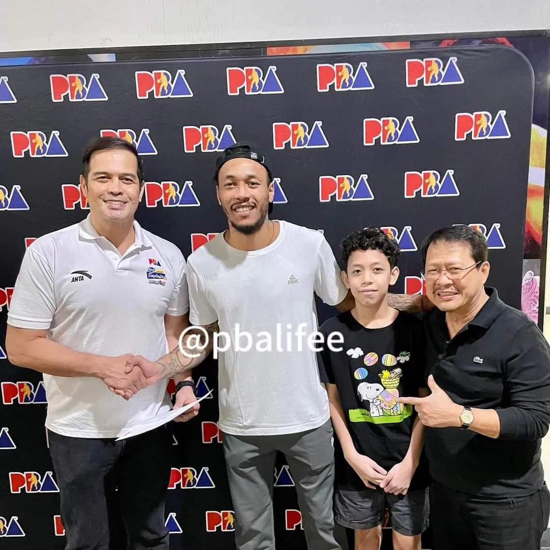 PHOTOGRAPH COURTESY OF DANNY ESPIRITU
CALVIN Abueva (center) strikes a three-year deal that cemented his spot at Magnolia in the PBA.