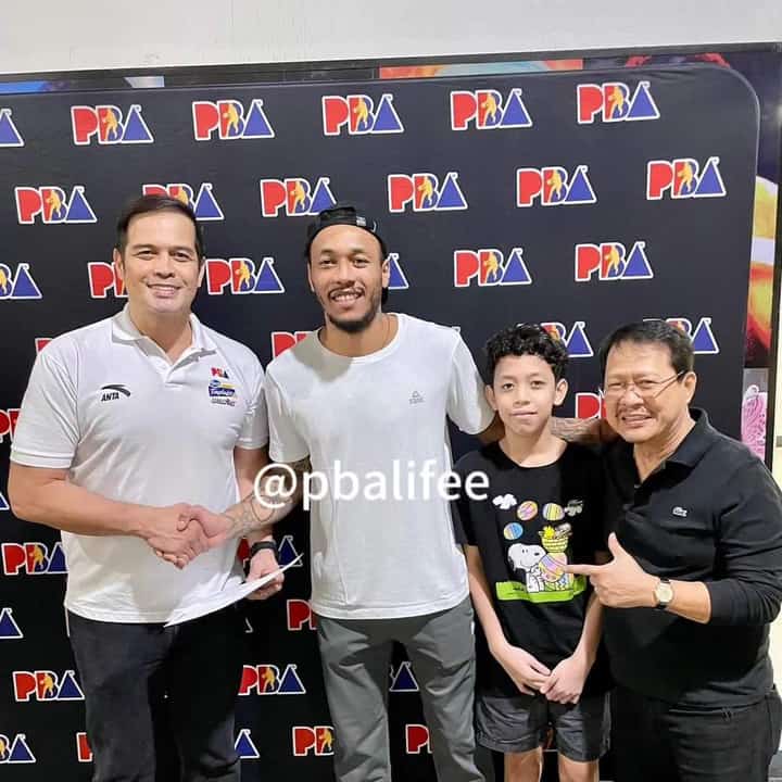PHOTOGRAPH COURTESY OF DANNY ESPIRITU
CALVIN Abueva (center) strikes a three-year deal that cemented his spot at Magnolia in the PBA.