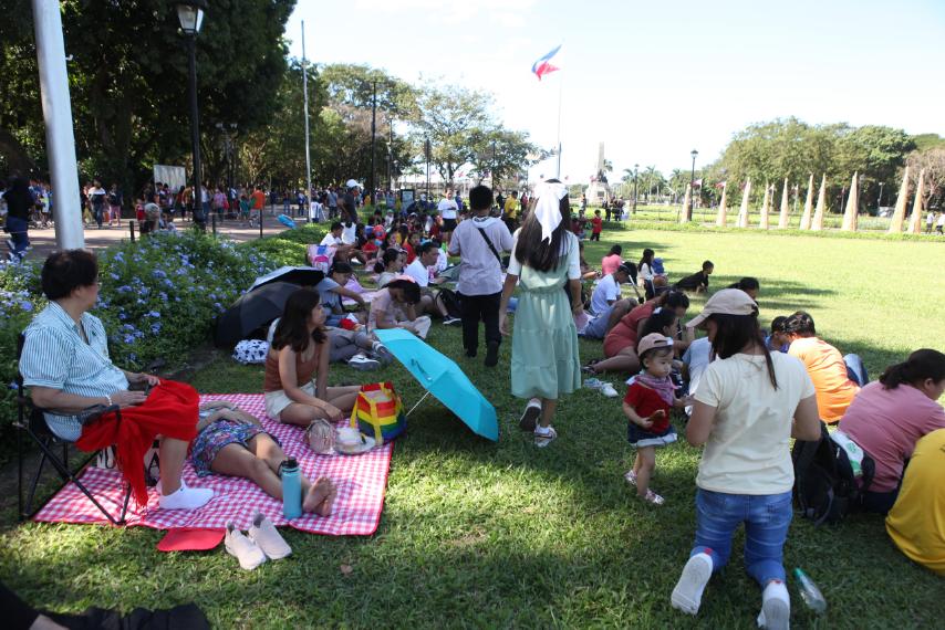 Parks, churches packed on Christmas Day
