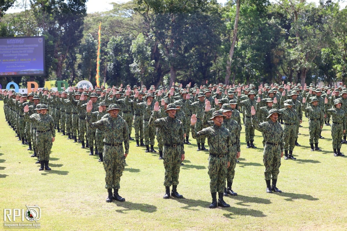 Ex-MILF, MNLF members take oath as new cops