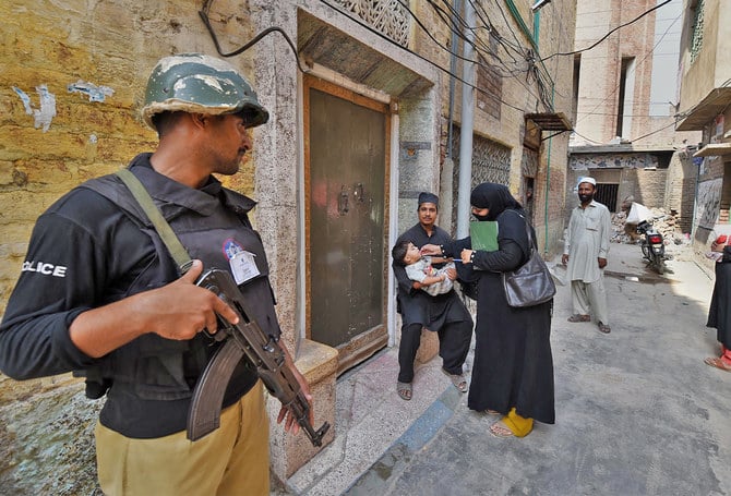 Pakistan gunmen kill policeman guarding polio vaccination team